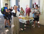 Arlésienne aux dégustations des produits du terroir à l'Office de tourisme Terre de Camargue